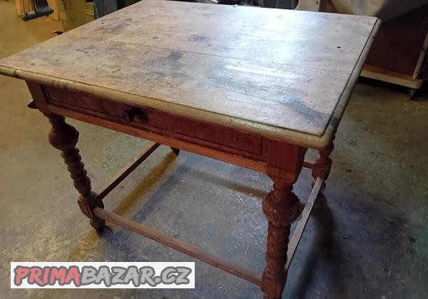 Krásný stolek-levně