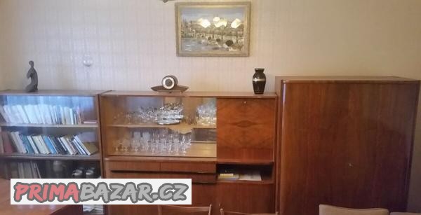 lakovana-nabytkova-stena-z-masivniho-dreva