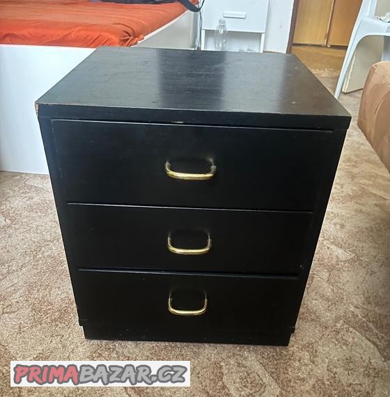 mala-cerna-skrinka-se-supliky