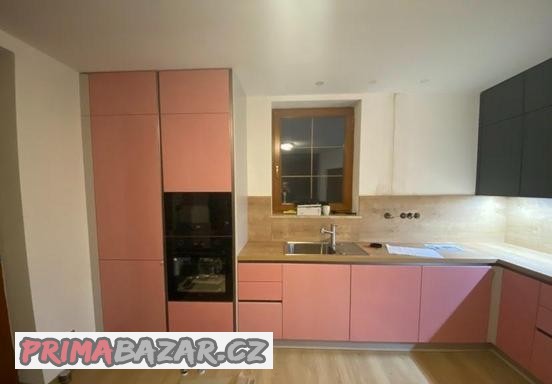 Nepoužívaná lakovaná kuchyně Nobilia, PC: 350 900,- Kč