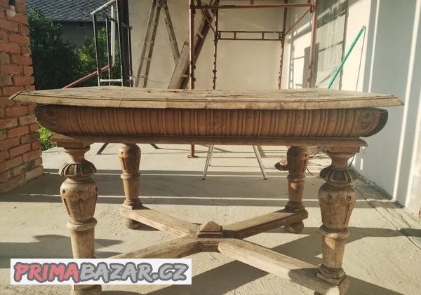 Starý dřevěný stůl