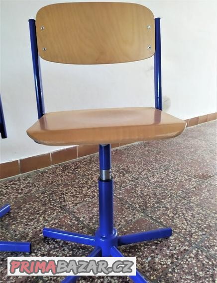 nabizim-dve-kovove-otocne-zidlicky-drevo-sedak-a-operadlo