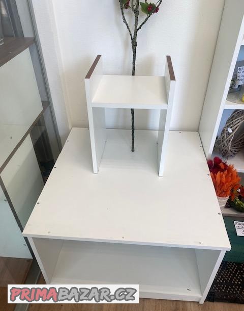 bile-podium-nizky-regal-prostorny-na-vystaveni-ruzneho-zbozi