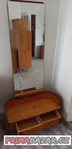 sperkovnice-se-zrcadlem-velka-50-leta