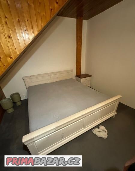 postel-jitona-nocni-stolek