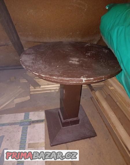 Dřevěný stůl na jedné noze