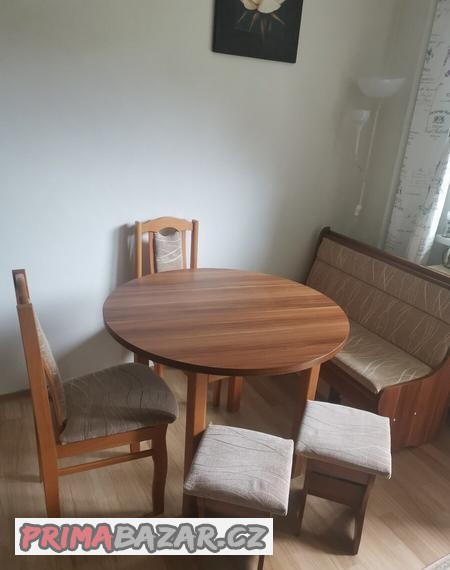 dreveny-stul-se-zidlemi-a-taburety-a-lavici