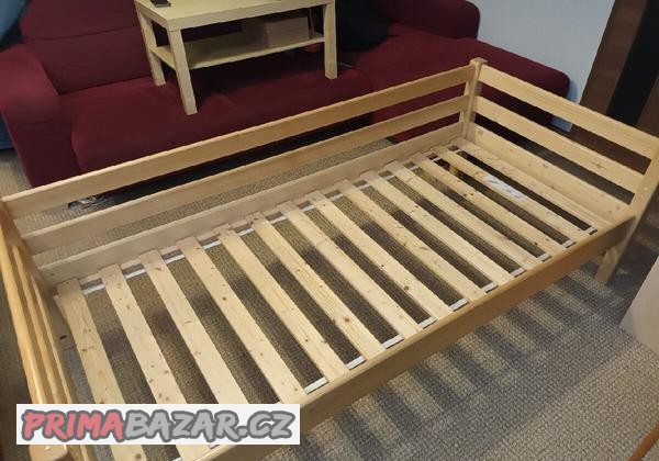 postel-z-masivu-s-rostem-zabranou-a-suplikem