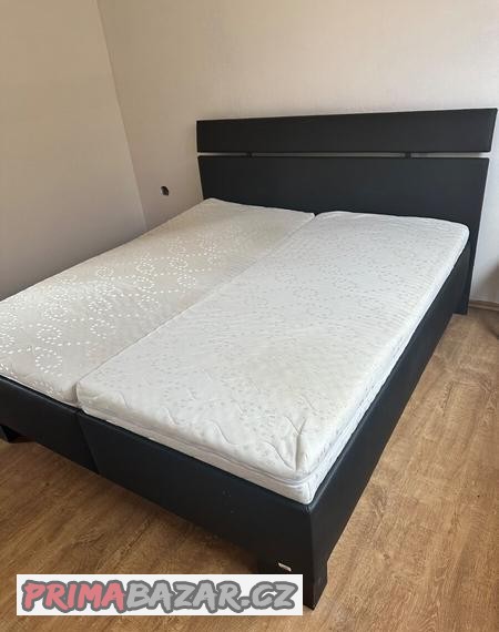 rezervace-tmave-modra-manzelska-postel-s-vysokym-celem