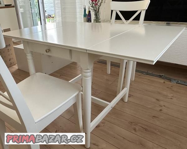 Jídelní stůl a dvě židle