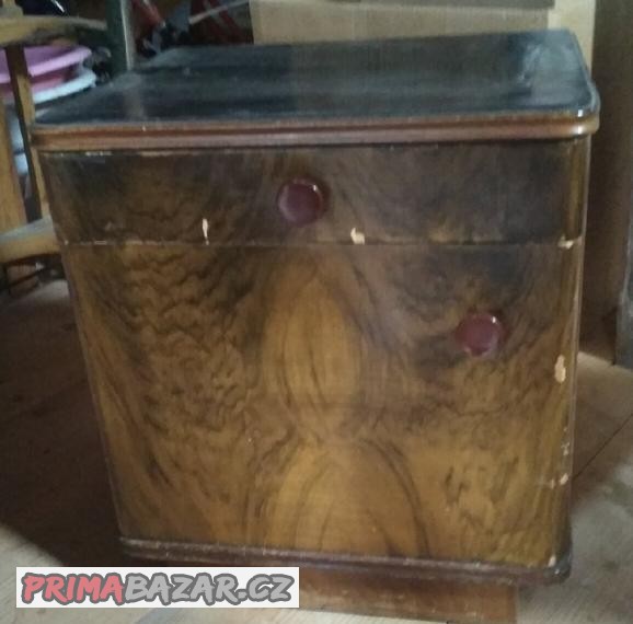 starozitne-nocni-stolky-a-postel