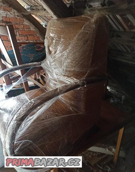 stare-hezke-pohodlne-kreslo