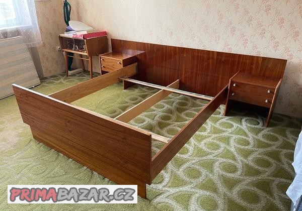 manzelska-postel-a-nocni-stolky