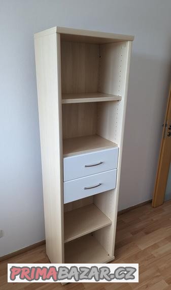 knihovna-se-dvema-supliky