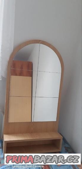 zrcadlo-s-polickou