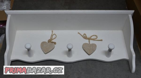 Věšák s poličkou