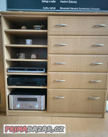 Komoda se zásuvkami