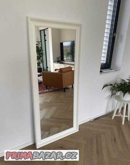 zrcadlo-v-bilem-ramu-ikea-hemnes