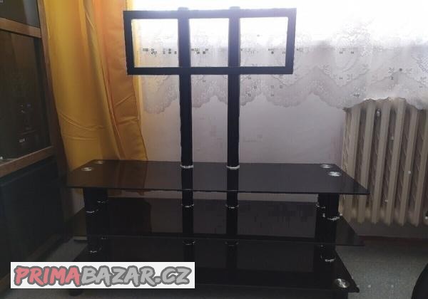 tv-stul-sklo-cerne-kourove
