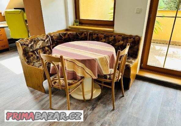 rohova-lavice-se-stolem-a-zidlemi