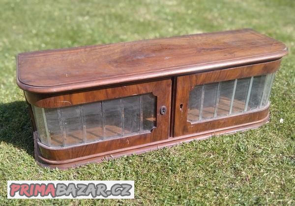 starozitna-skrinka-s-dvirky