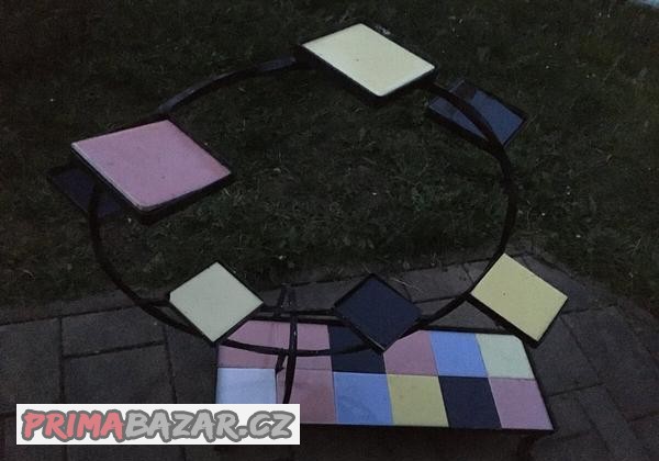 Stojan na kvetiny. Brusel