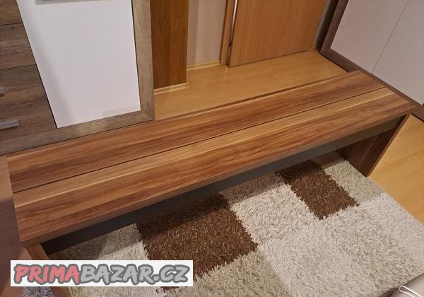 Lavice s černými detaily