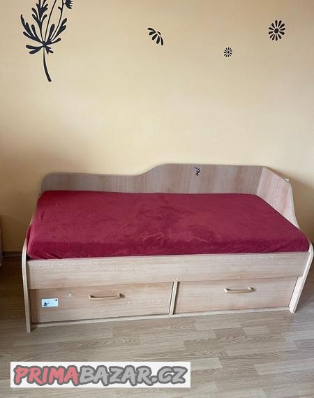 lamino-postel-se-supliky-detska