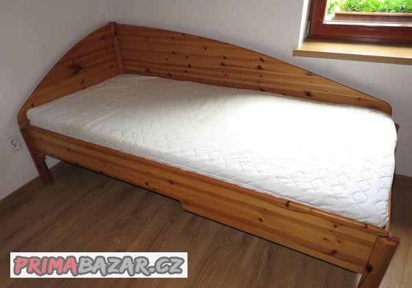 postel-z-masivu-200x90-cm-s-uloznym-prostorem-a-matraci