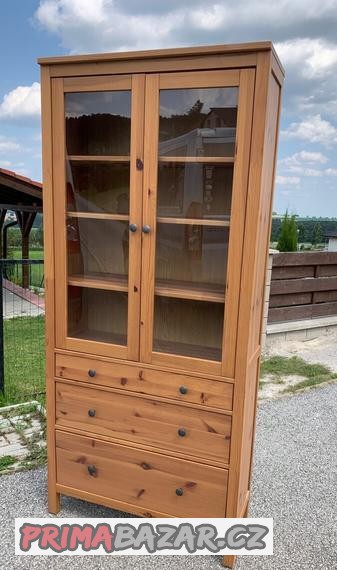 ikea-hemnes-prosklena-knihovna-vitrina-hneda-masiv