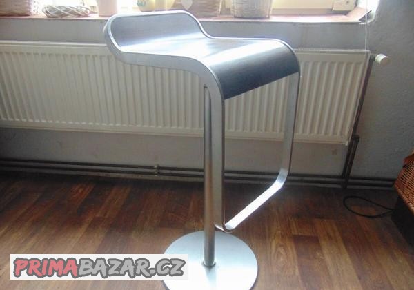 Oceněním získaná barová židle