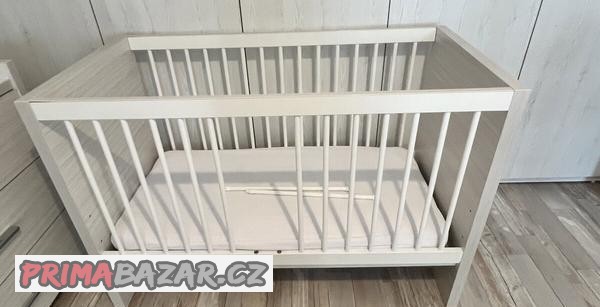 detska-postylka-s-komodou-a-matraci