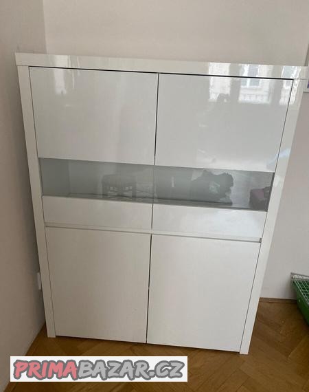 designova-bila-skrin