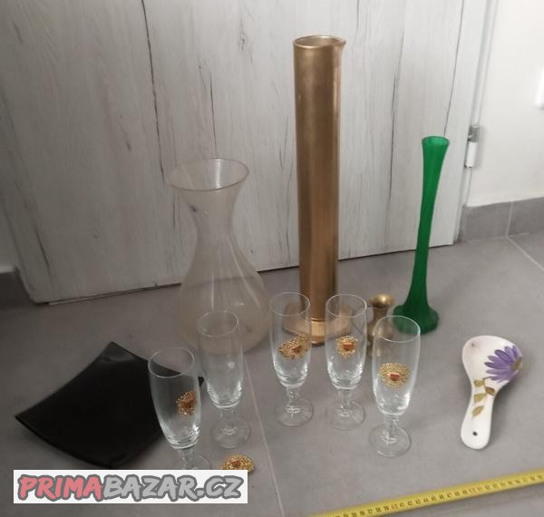 Vázy a skleničky za celkem 99 Kč