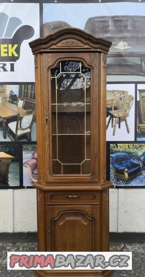 rohova-rustikalni-vitrina-s-osvetlenim