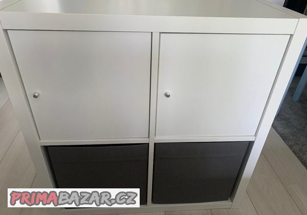 ikea-kallax-bily-matny-a-sede-krabice-top-stav