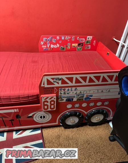 detska-postel-ve-stylu-hasicskeho-auta