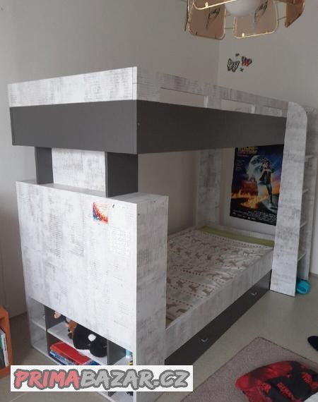 dvoupatrova-postel-s-polickami-z-aska