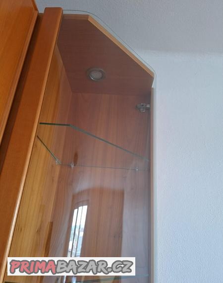Praktická skříň - dvířka = ohýbané sklo