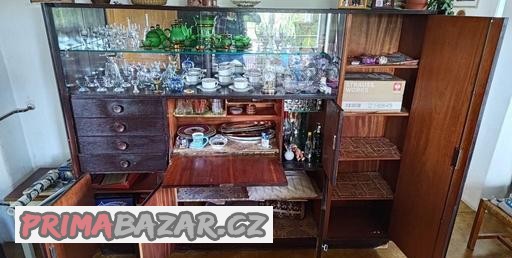 Stará prosklená skříň s barem