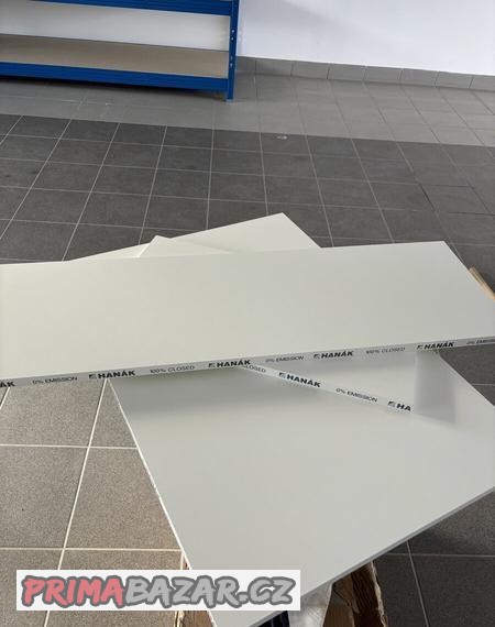 bile-kuchynske-police-hanak