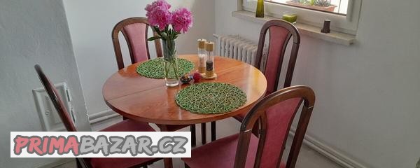 jidelni-stul-se-zidemi