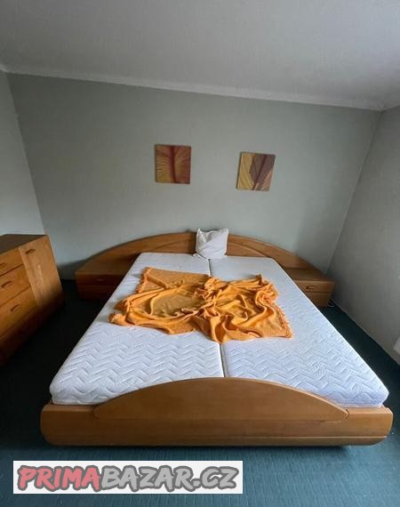 manzelska-postel-vc-matraci-s-postrannimi-skrinkami