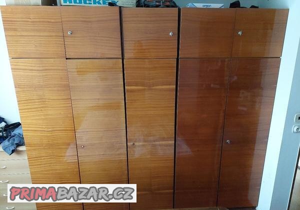 velka-satni-skrin-250x223x60-cm