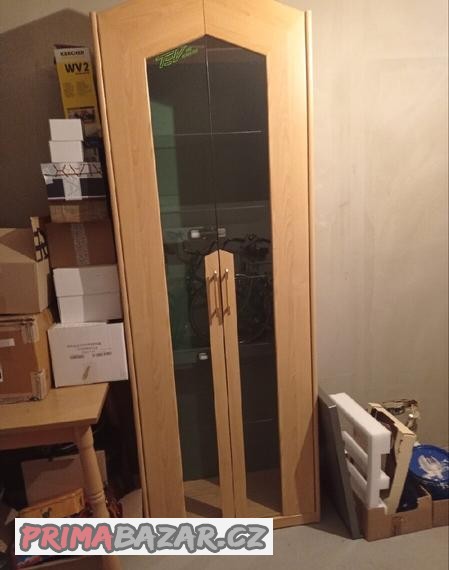 prosklena-vitrina-podsvicena