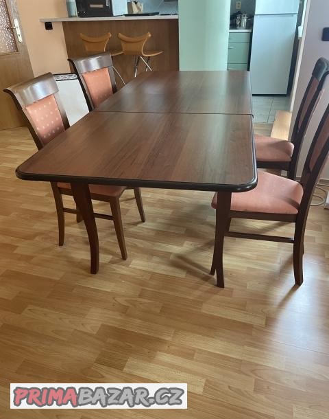 Jídelní stůl s roztahovací deskou; 4 židle s polstrovaným.