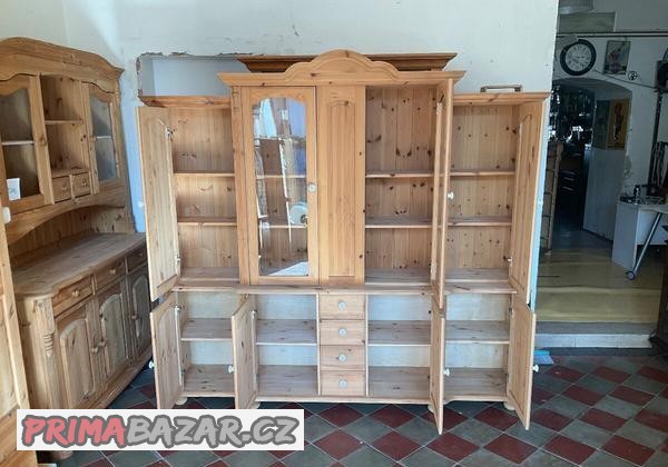 Velká vitrína voskované borovice Masiv