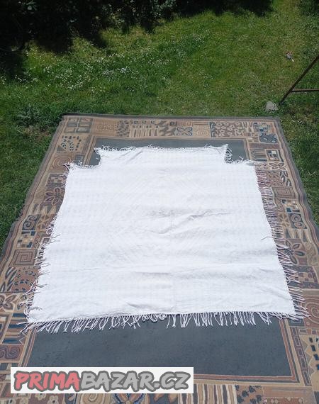 bily-prehoz-na-postel-ve-stylu-vintage