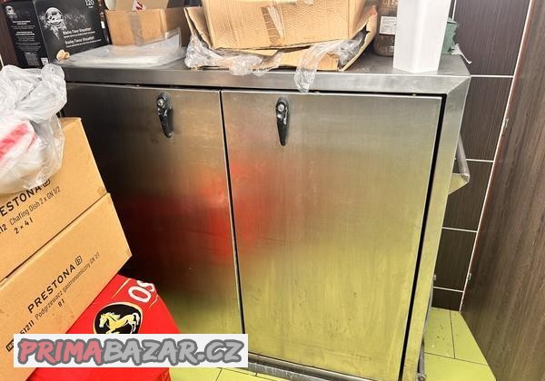 Nerezová skříň