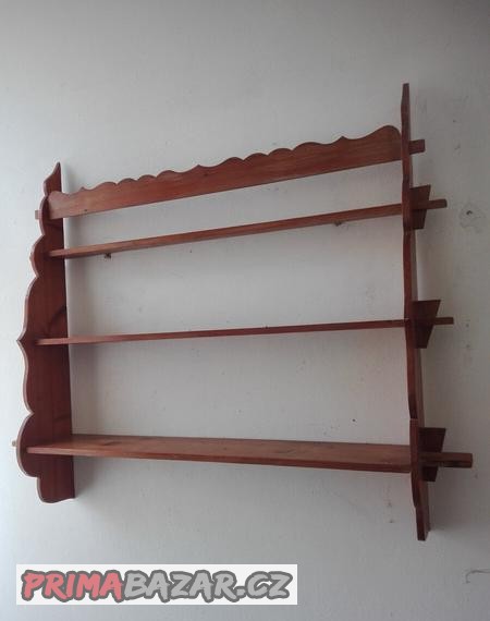 police-a-policky-do-kuchyne-na-zed